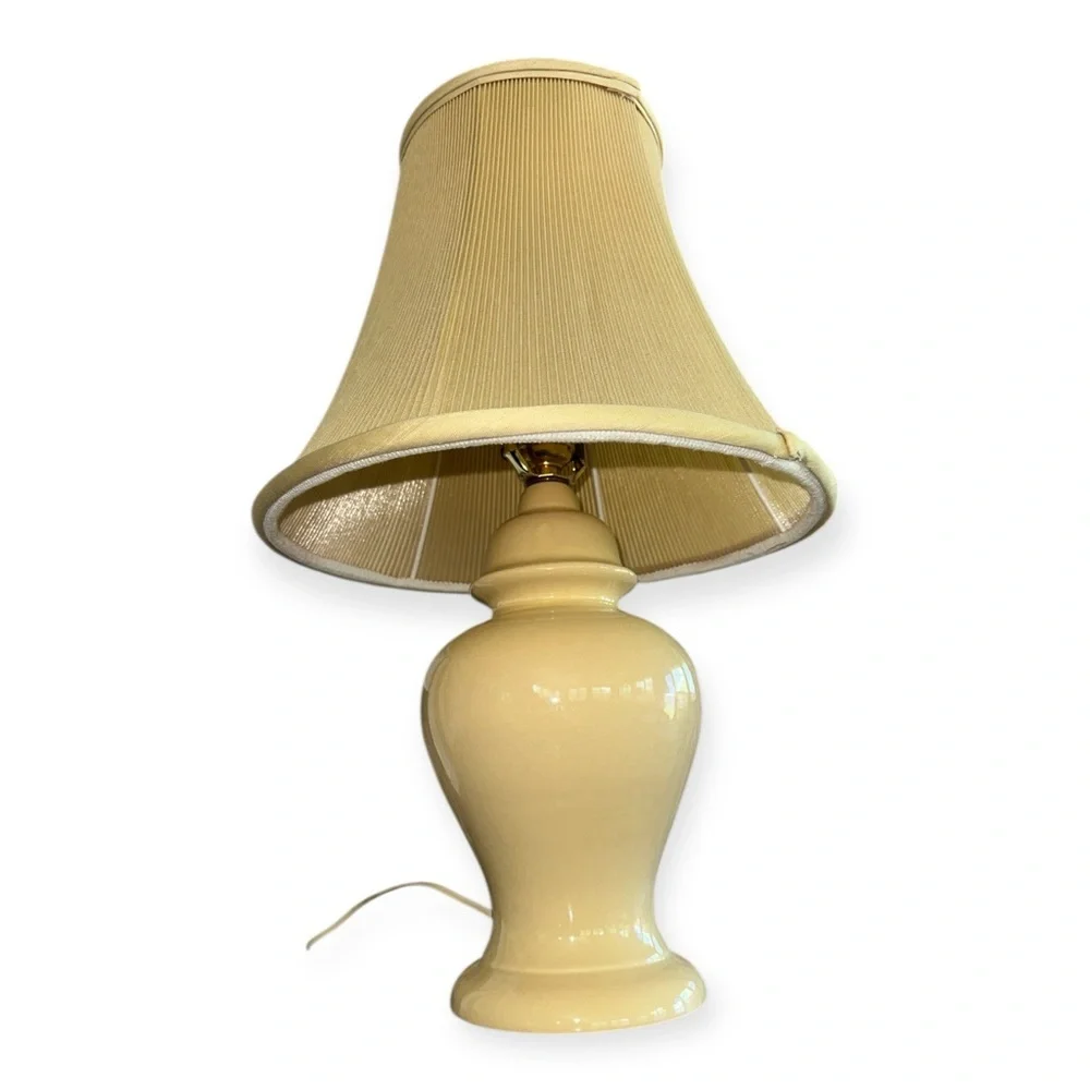 Vintage Elegant Cream Table Lamp